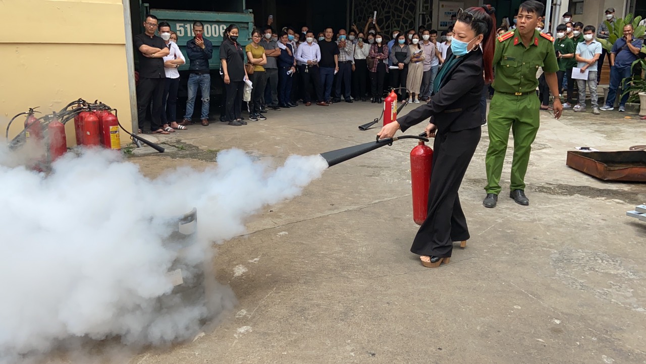 TP HCM: Chủ qu&aacute;n karaoke, vũ trường, m&aacute;t-xa đi học ph&ograve;ng ch&aacute;y chữa ch&aacute;y - Ảnh 2.