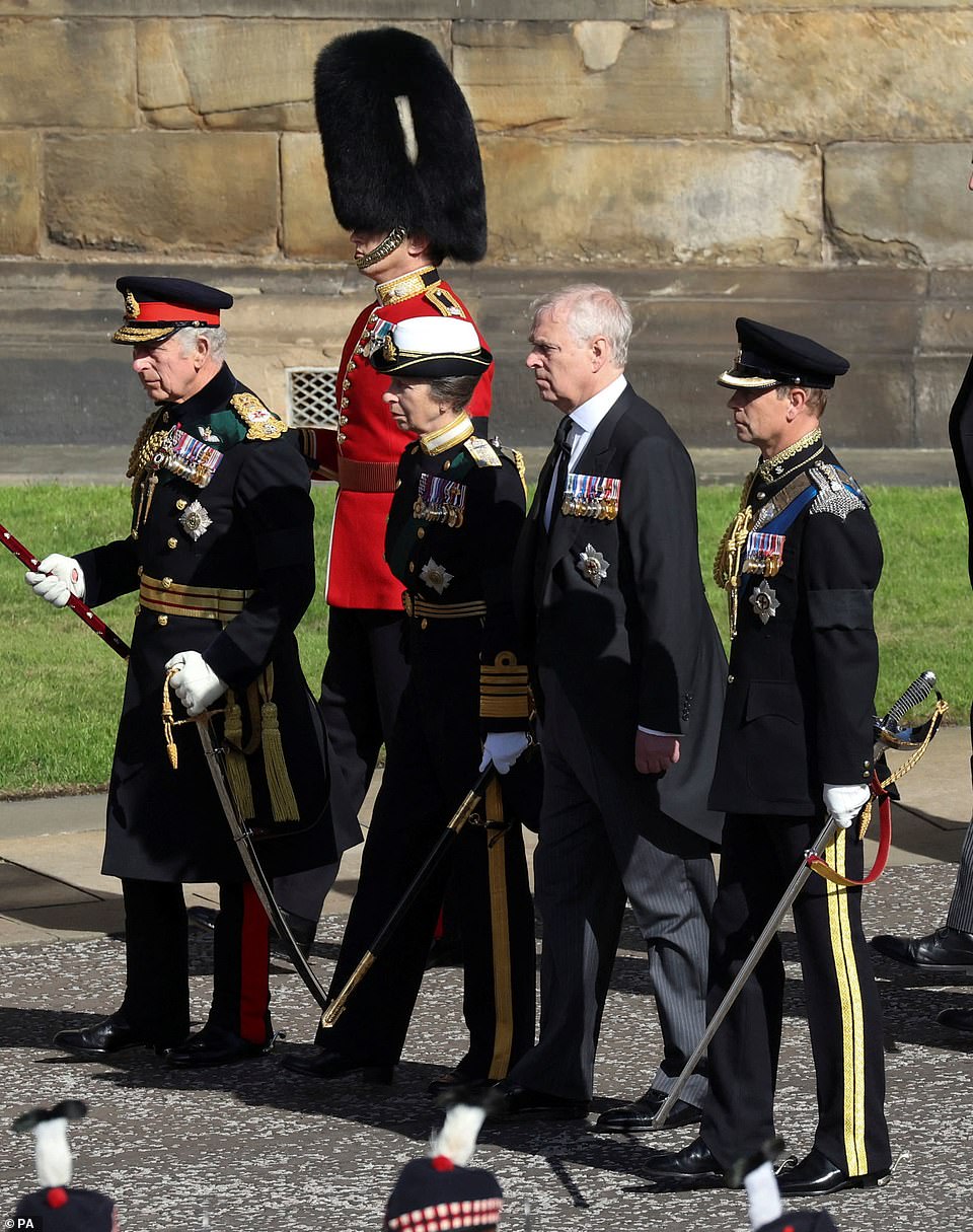 Khoảnh khắc diệu kỳ tr&ecirc;n linh cữu Nữ ho&agrave;ng Elizabeth II - Ảnh 2.