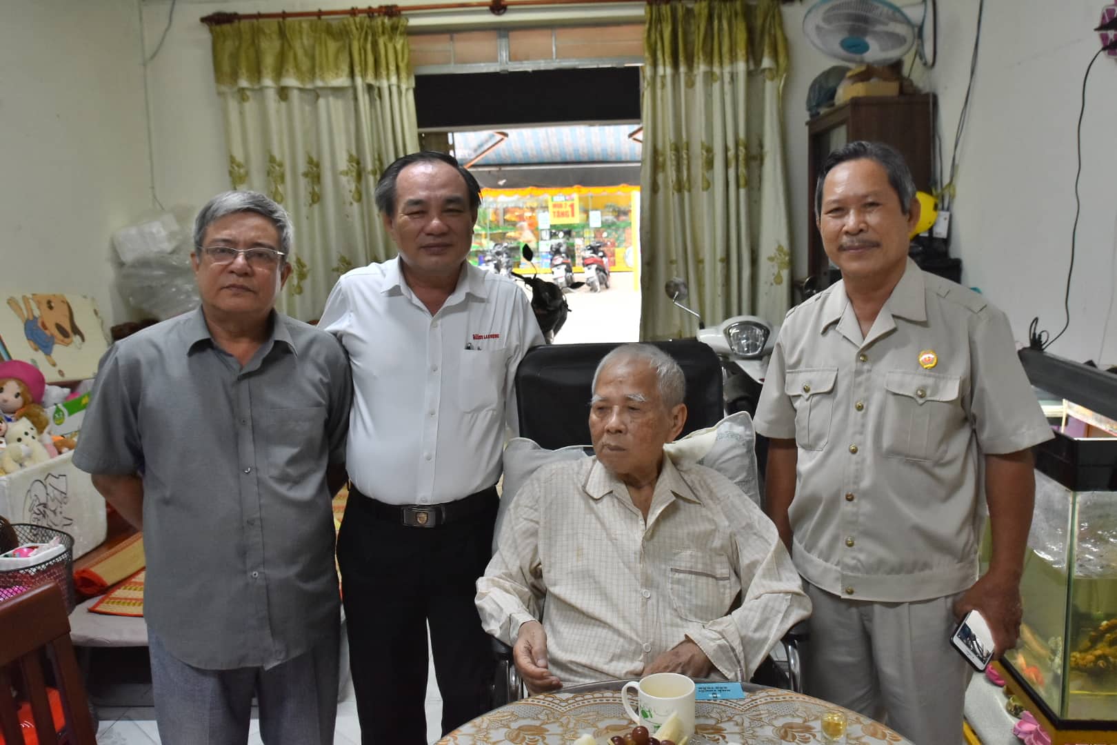 “Mai Vàng nhân ái” thăm nhà văn Nguyễn Ngọc Ký, Nguyễn Khoa Đăng - Ảnh 4.
