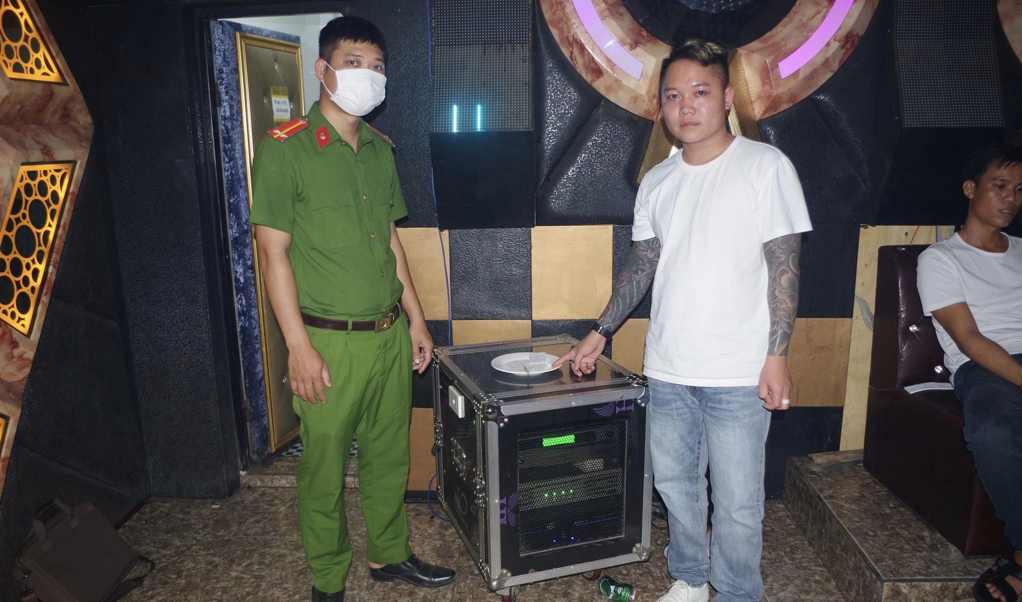 Quảng B&igrave;nh: Bắt quả tang nh&oacute;m thanh ni&ecirc;n bay lắc trong qu&aacute;n karaoke - Ảnh 2.