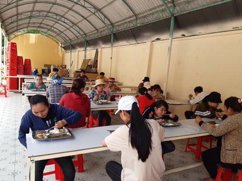 Khuyến khích doanh nghiệp cải thiện bữa ăn giữa ca