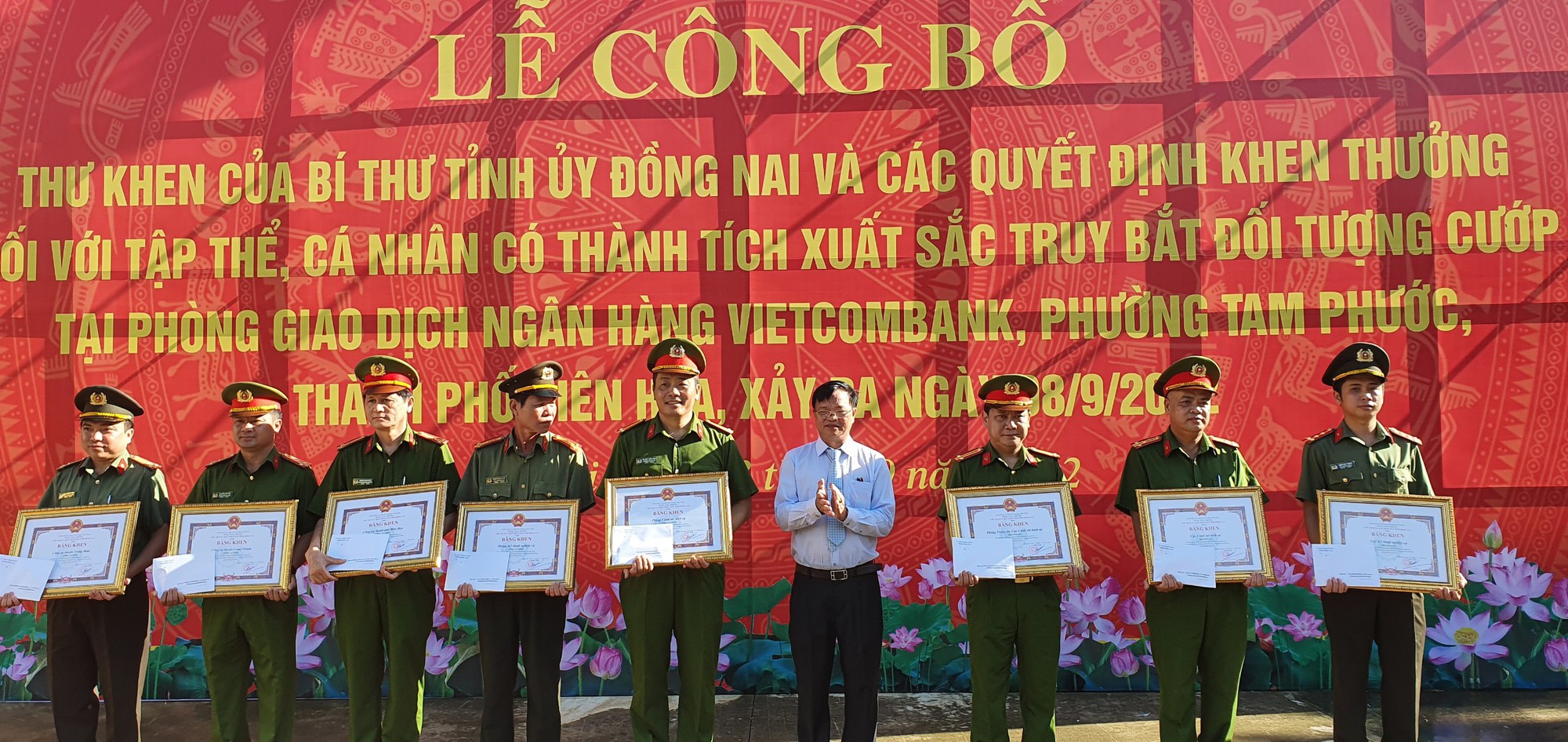 Đồng Nai khen thưởng c&ocirc;ng an ph&aacute; vụ cướp ng&acirc;n h&agrave;ng - Ảnh 1.