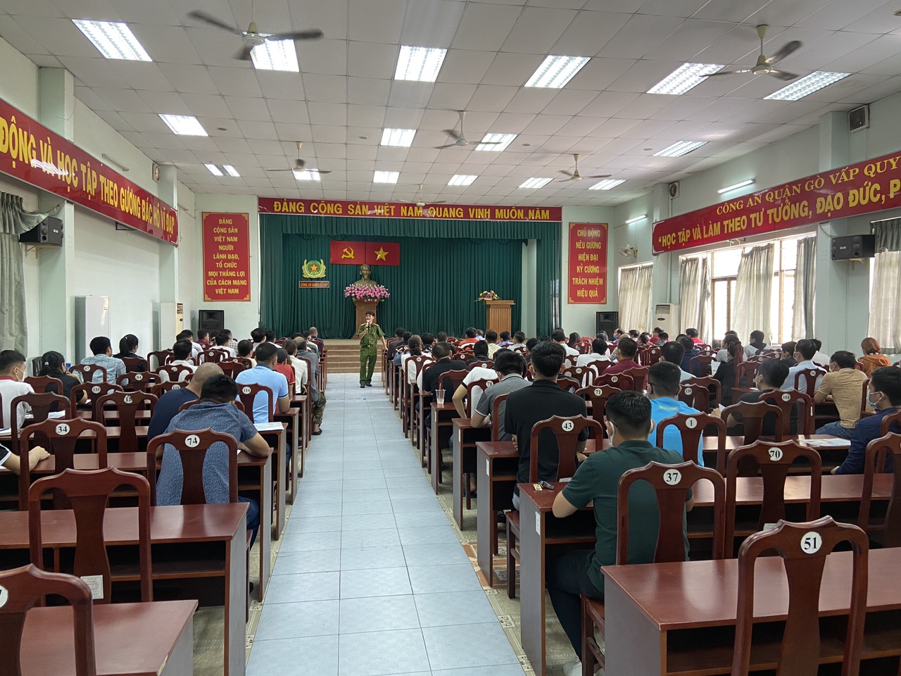 TP HCM: Chủ qu&aacute;n karaoke, vũ trường, m&aacute;t-xa đi học ph&ograve;ng ch&aacute;y chữa ch&aacute;y - Ảnh 1.