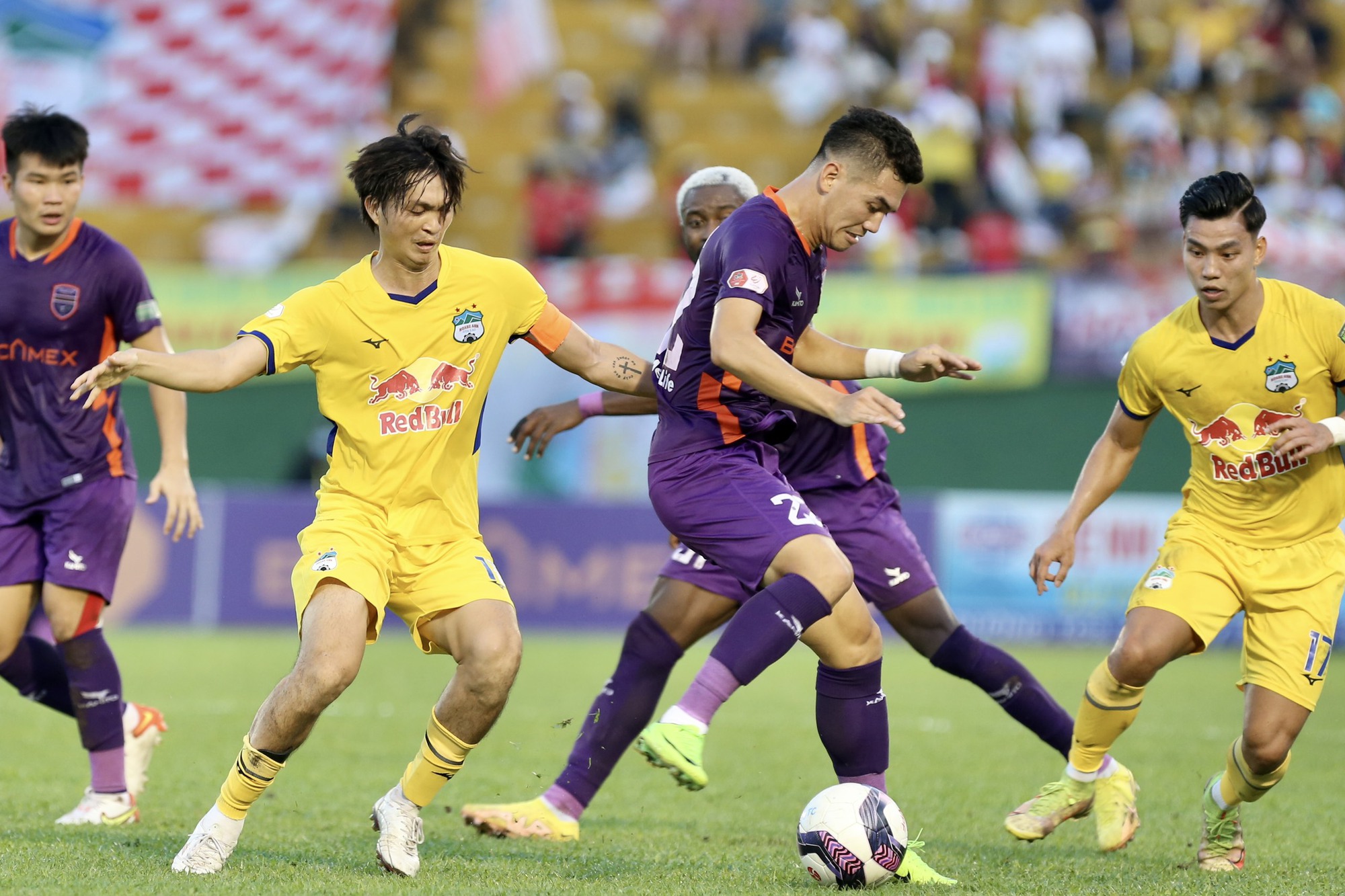 V&ograve;ng 16 V-League 2022: HAGL, SLNA v&agrave; H&agrave; Nội bị chia điểm - Ảnh 1.
