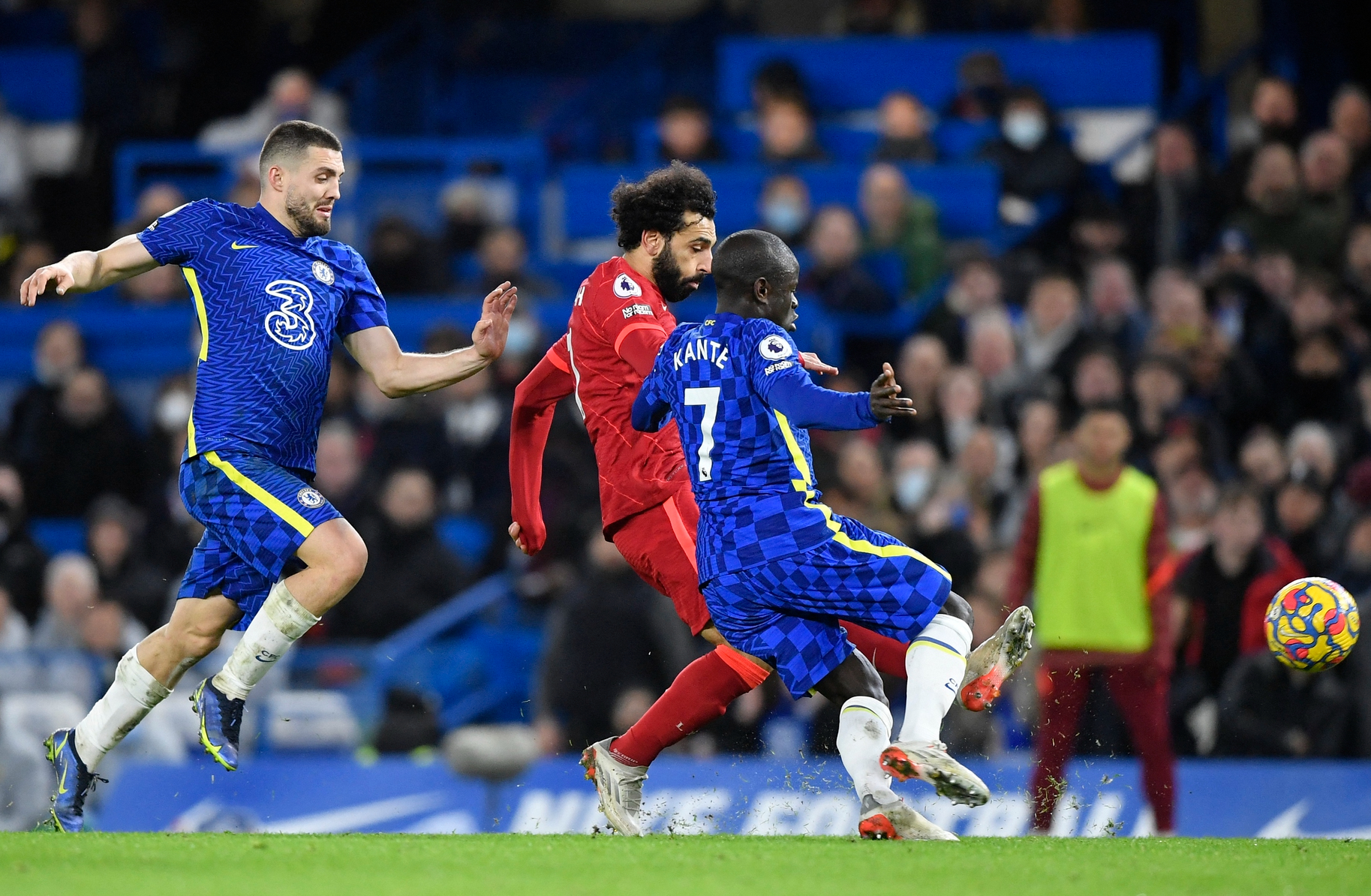 Hoãn đại chiến Chelsea - Liverpool, Ngoại hạng Anh rúng động