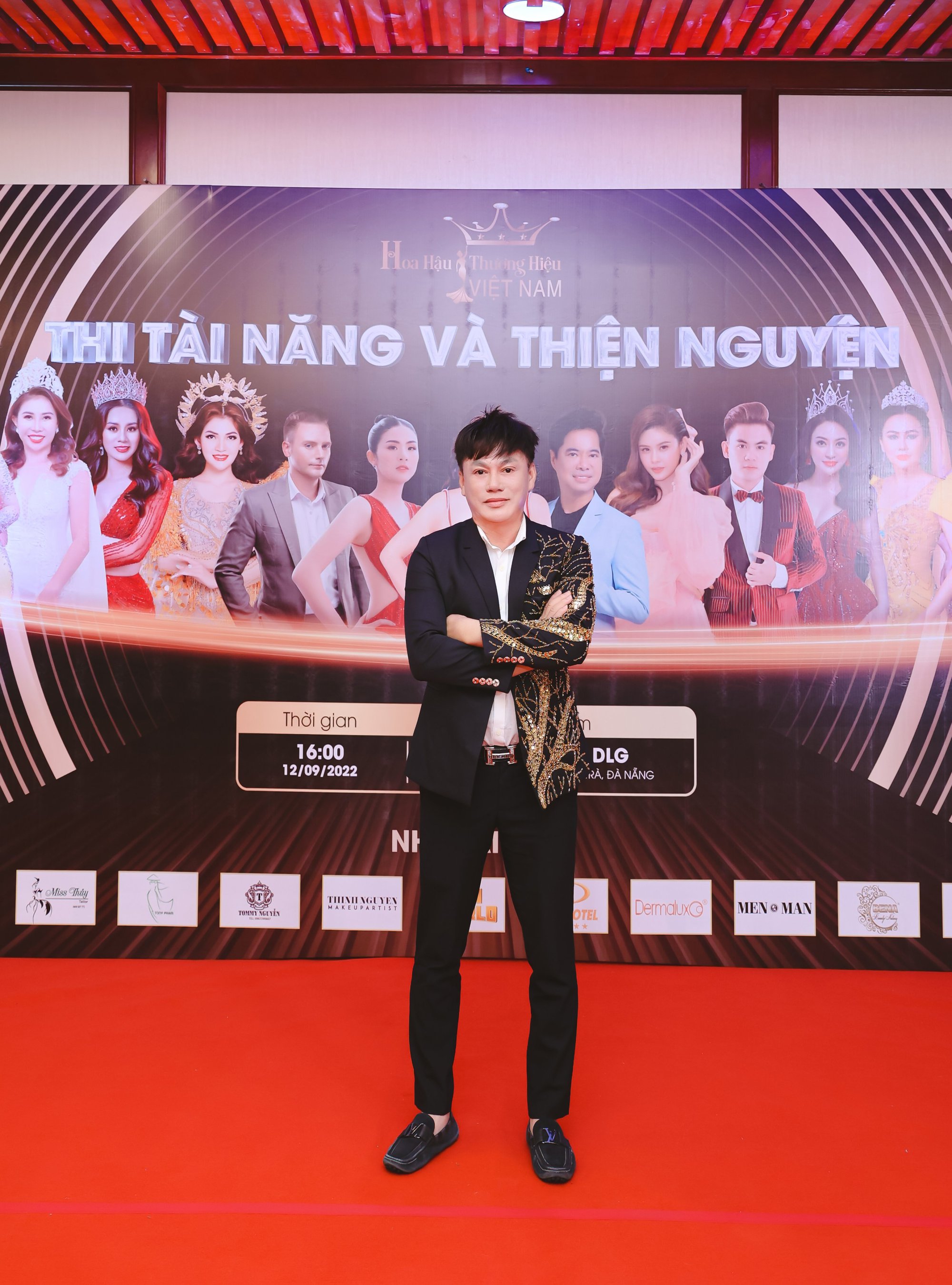 &Aacute;o dạ hội NTK Tommy Nguyễn thắng đấu gi&aacute; thu về gần 300 triệu đồng - Ảnh 1.
