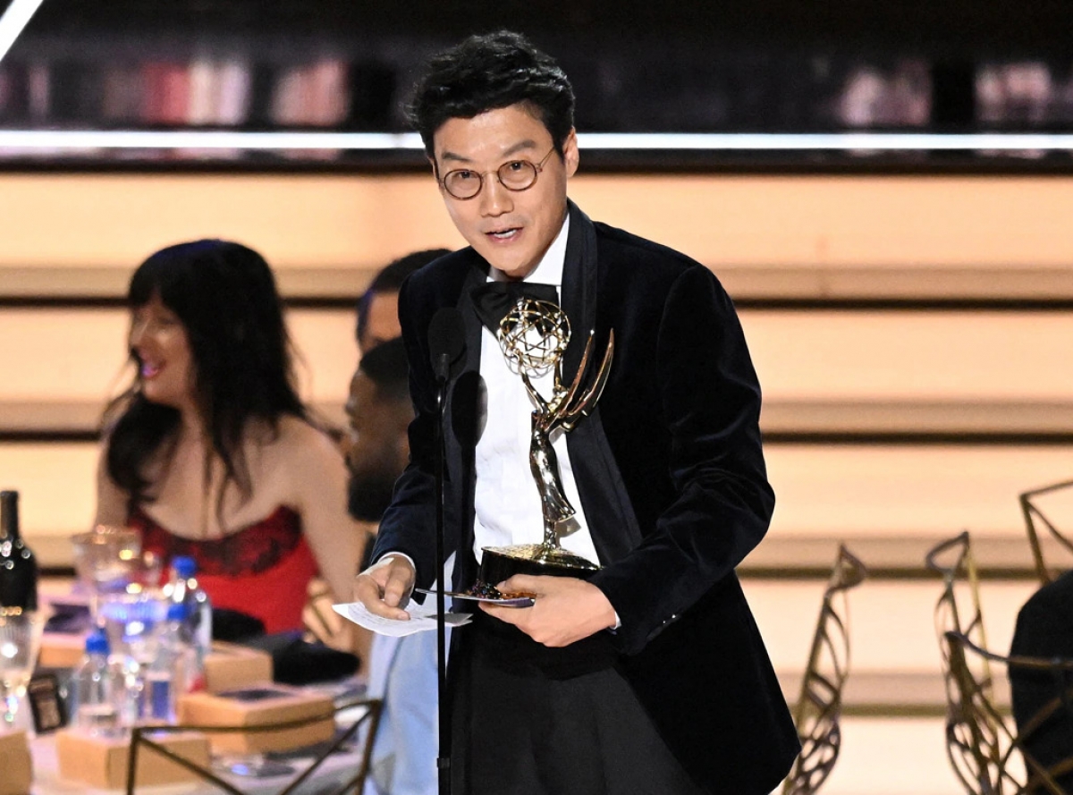 &ldquo;Tr&ograve; chơi con mực&rdquo; g&acirc;y sốc tại Emmy 2022 - Ảnh 2.