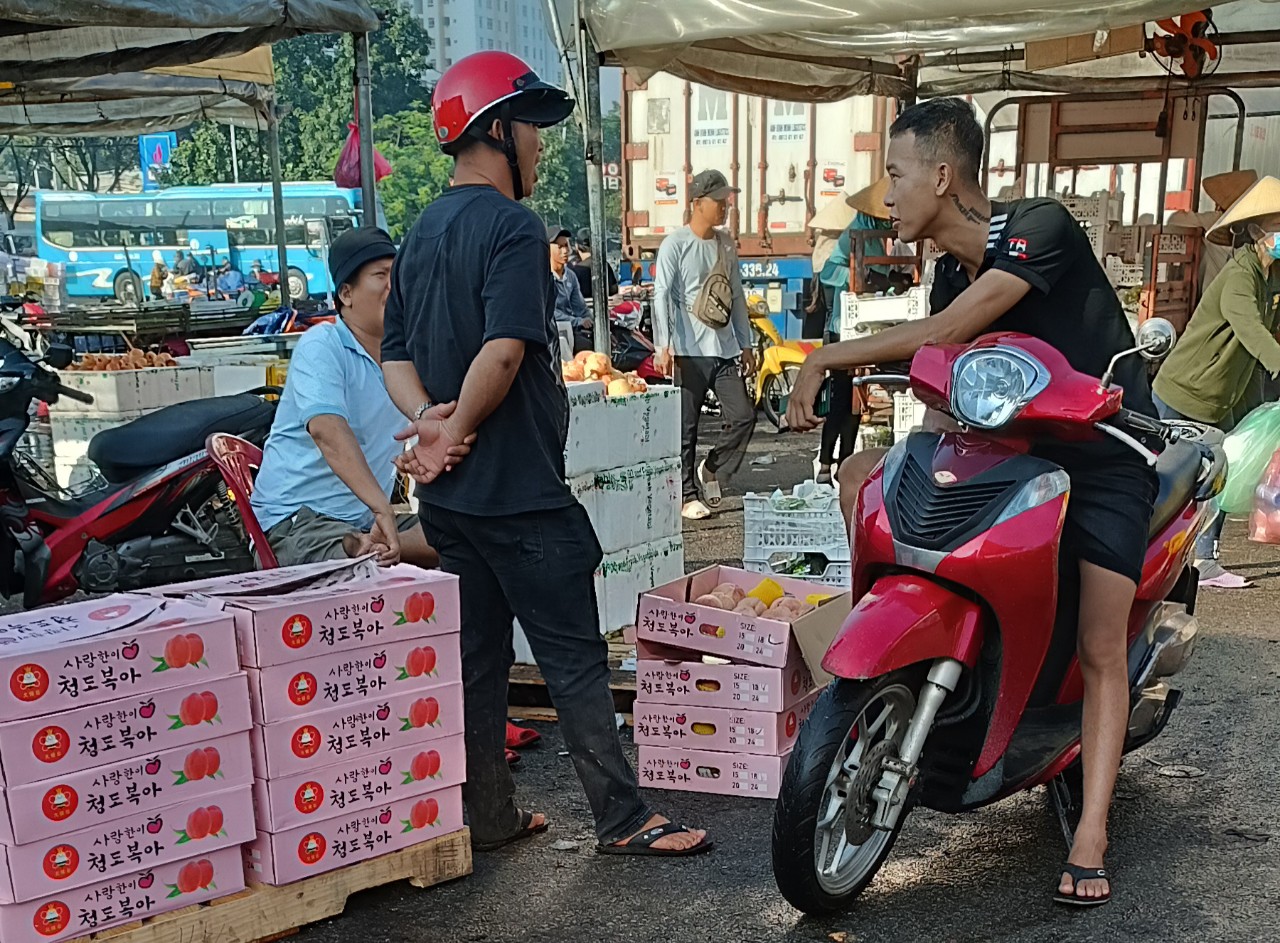Tr&aacute;i c&acirc;y Trung Quốc ồ ạt đổ về chợ đầu mối, gi&aacute; rẻ kh&ocirc;ng ngờ - Ảnh 4.