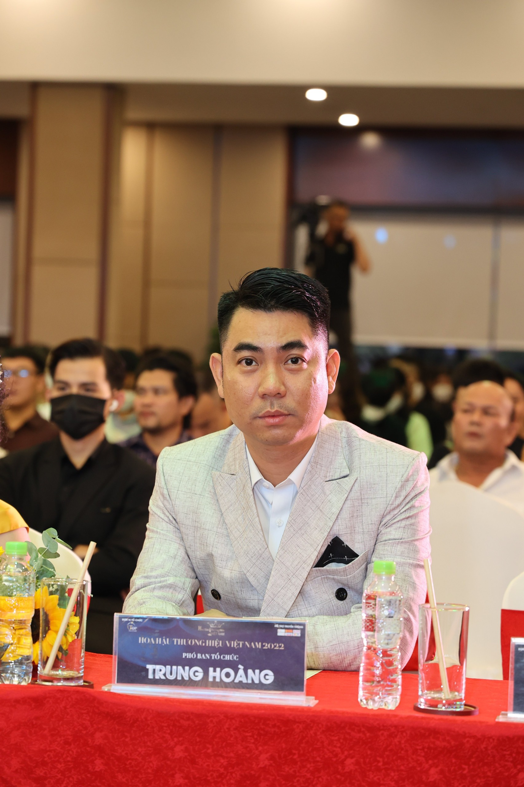 Sự thật vụ Hoa hậu Ngọc H&acirc;n ngồi ghế nhựa chấm thi Hoa hậu - Ảnh 3.