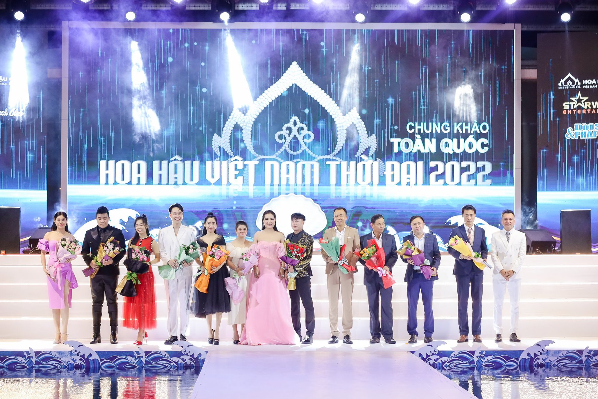 Sự thật vụ Hoa hậu Ngọc Hân ngồi ghế nhựa chấm thi Hoa hậu