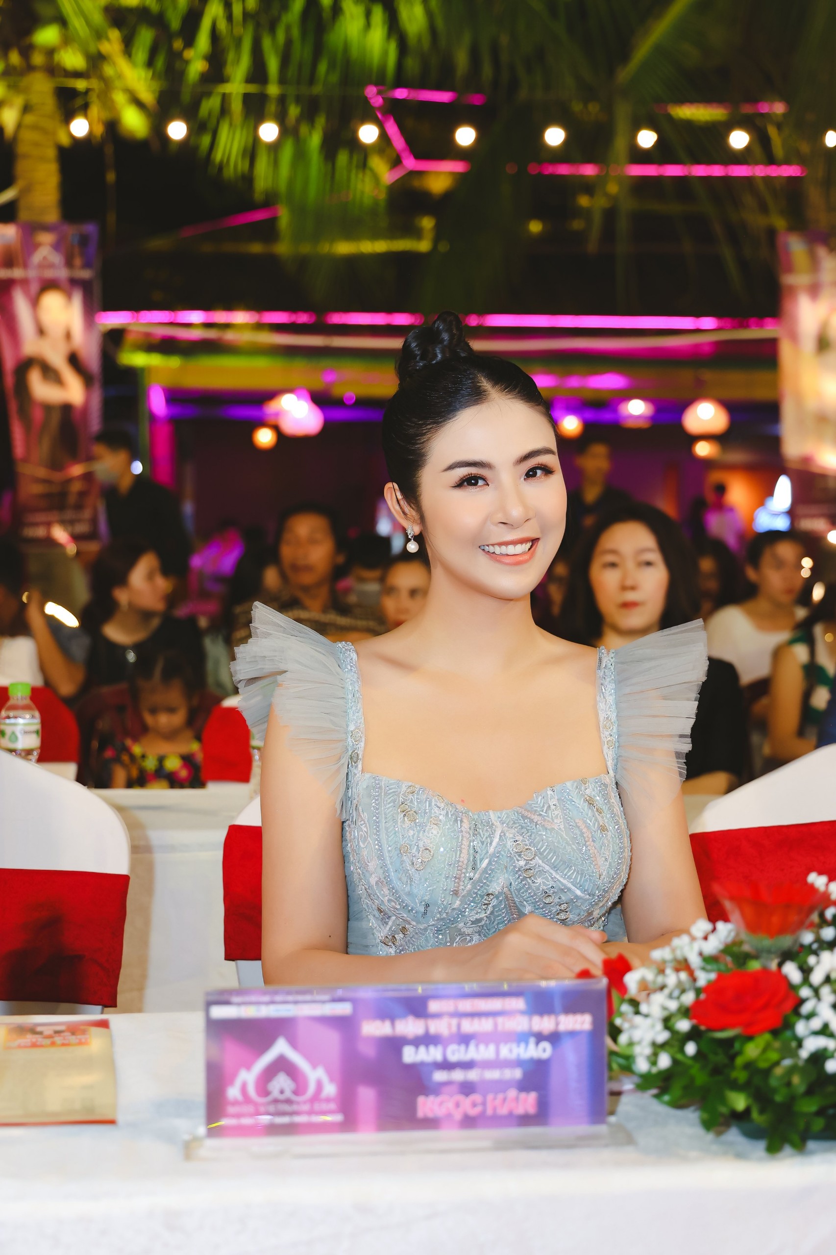 Sự thật vụ Hoa hậu Ngọc H&acirc;n ngồi ghế nhựa chấm thi Hoa hậu - Ảnh 2.