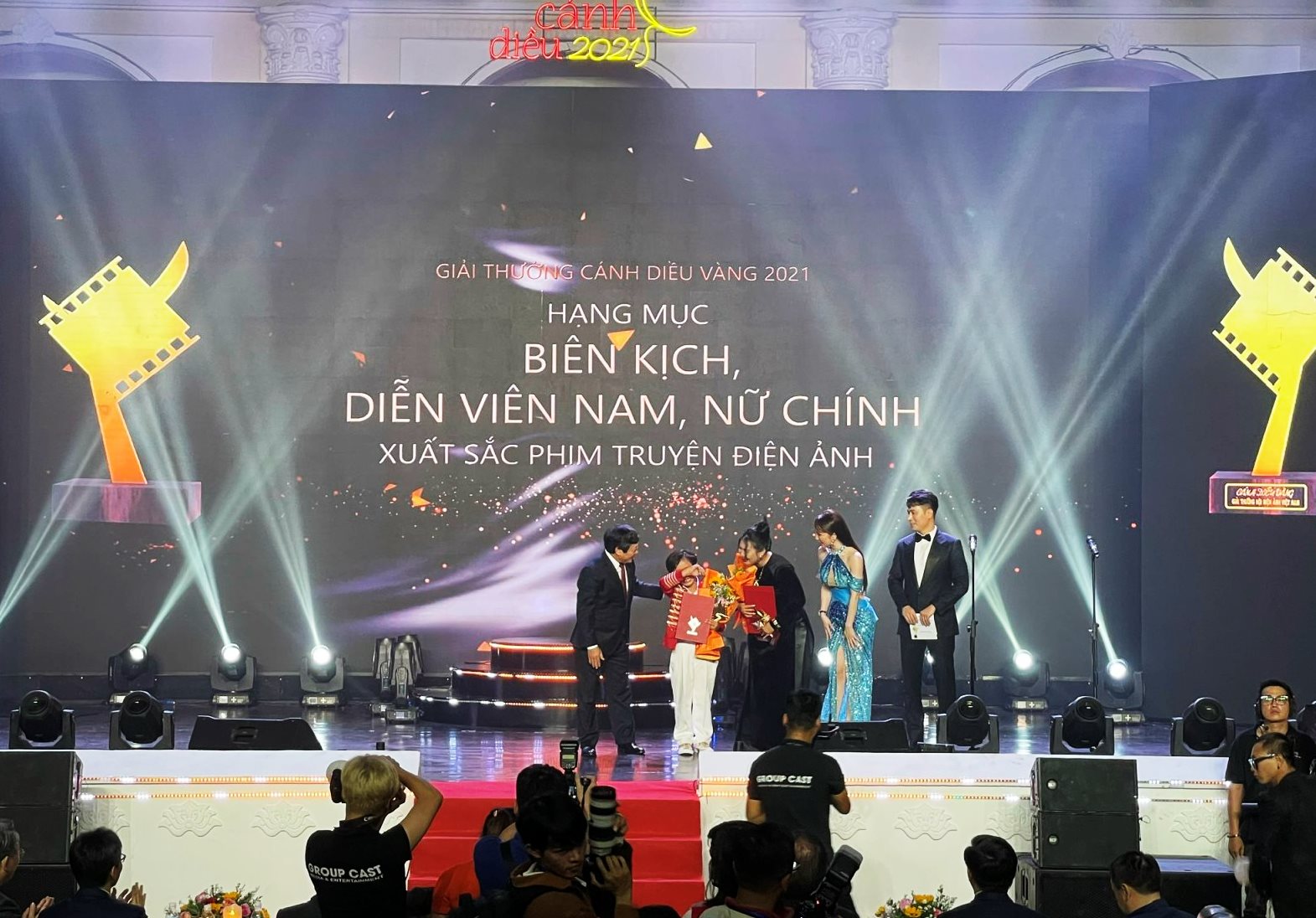Phim Đ&ecirc;m tối rực rỡ thắng lớn giải C&aacute;nh diều 2021 - Ảnh 3.