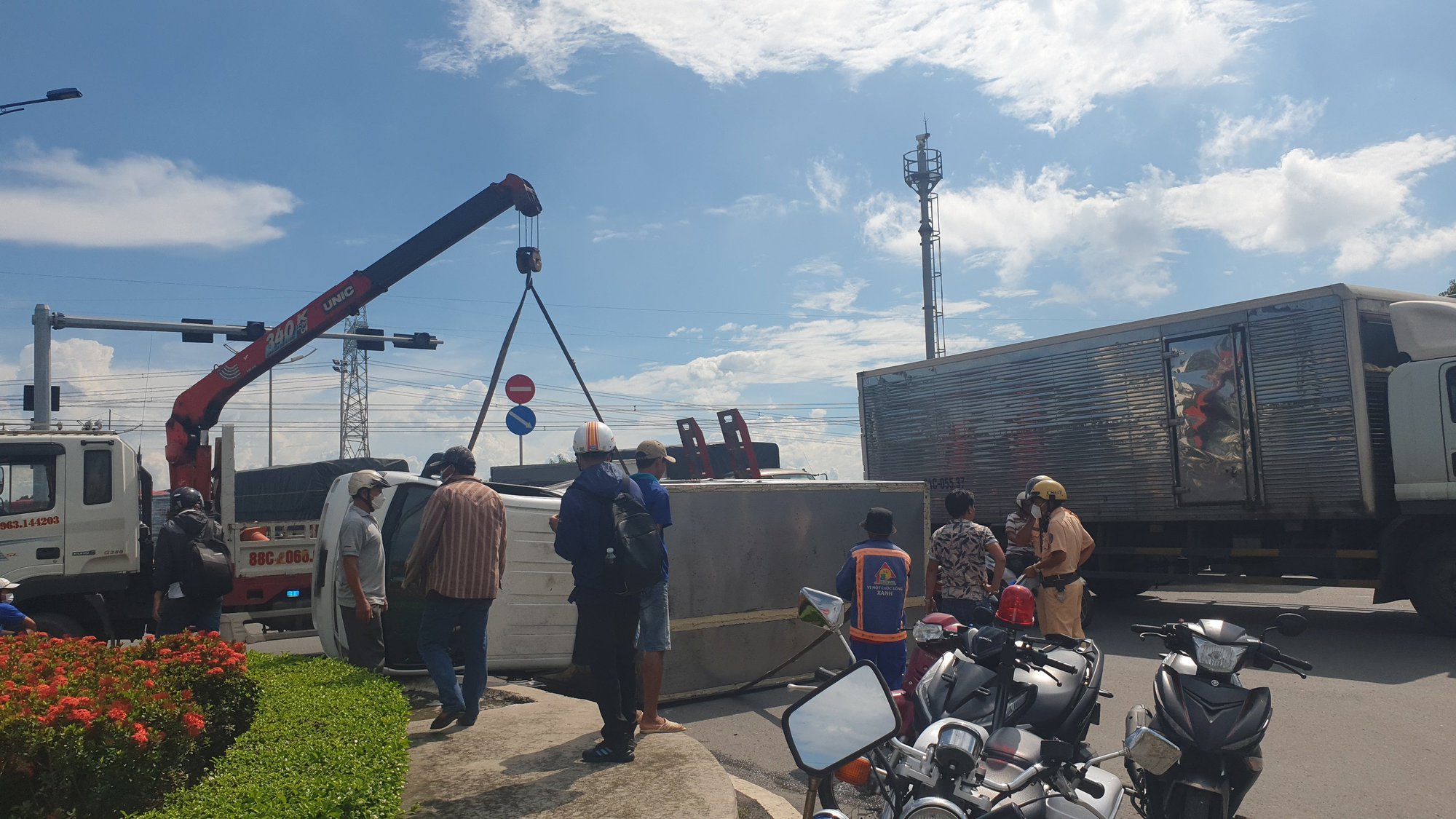 TP HCM: Xe tải lật giữa giao lộ, tài xế đạp cửa thoát thân