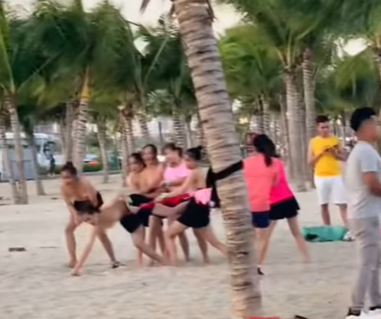 Vụ nhóm phụ nữ để ngực trần chơi team building: Hé lộ về nhóm du khách