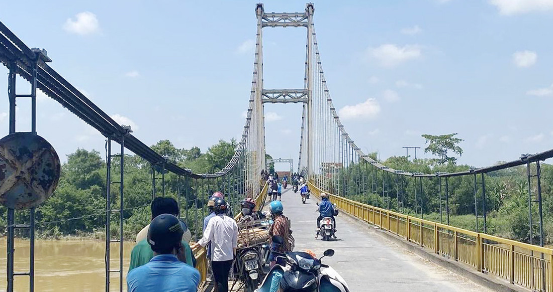 Nam sinh mất tích, cặp sách và điện thoại để trên cầu