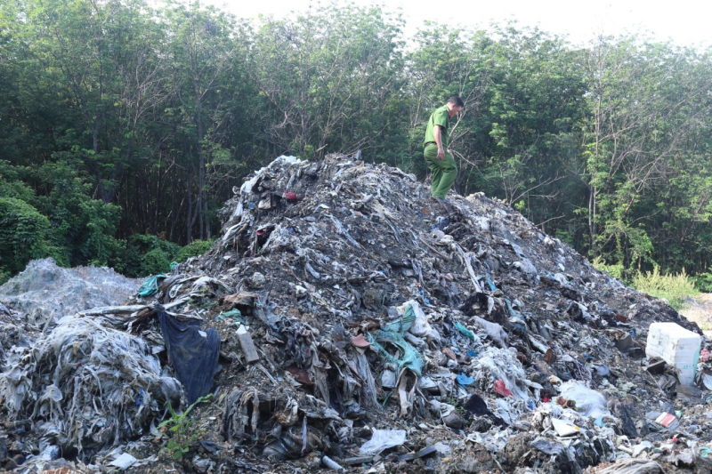 B&igrave;nh Dương: Ph&aacute;t hiện 2.100 tấn chất thải c&ocirc;ng nghiệp được ch&ocirc;n lấp tại cơ sở l&agrave;m muối  - Ảnh 2.