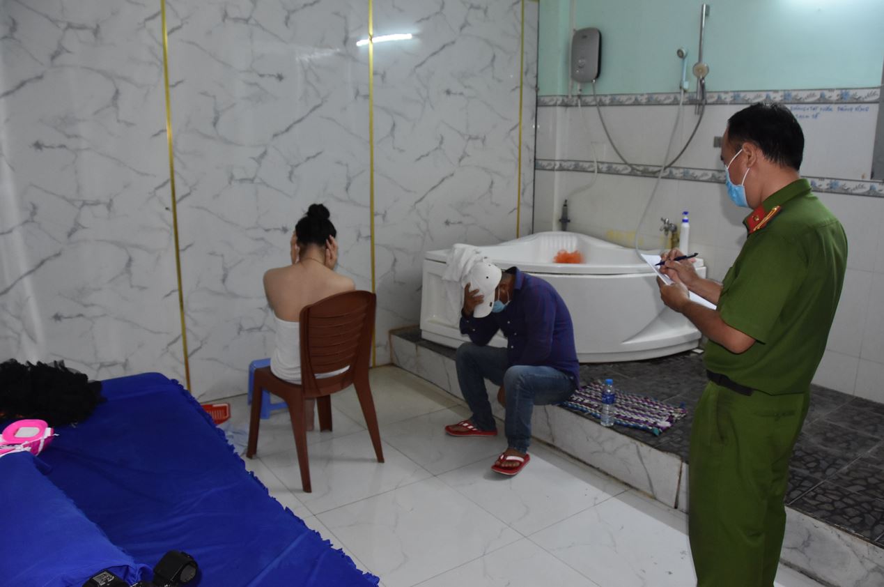 CLIP: Thu giữ cuốn sổ ghi chép hoạt động tại cơ sở massage kích dục