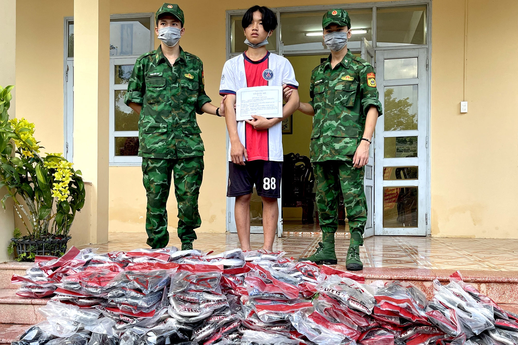 Phát hiện 239 đôi dép “bơi” qua biên giới