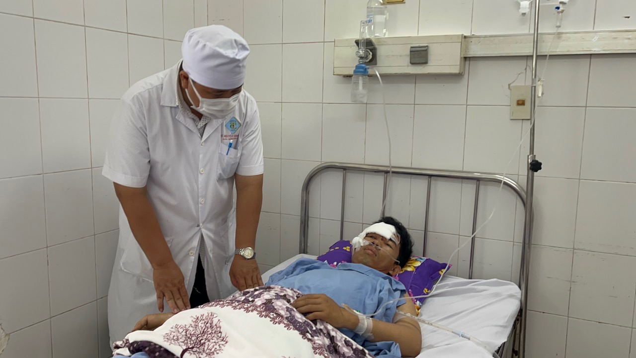 Thoát chết hy hữu sau khi bị bức tường sập đè lên người