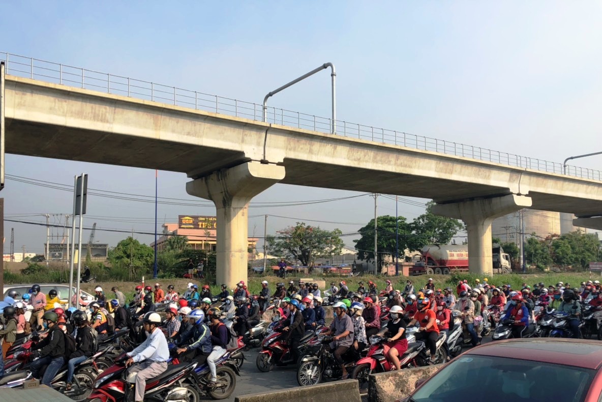 Nên tổ chức lại giao thông trên xa lộ Hà Nội