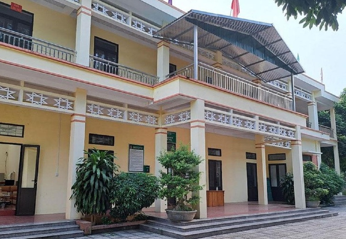 Ăn tiền khi l&agrave;m sổ đỏ cho d&acirc;n, 3 quan x&atilde; bị bắt - Ảnh 1.