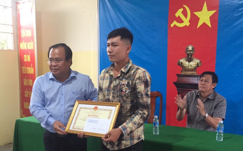Trả chiếc ví có 4.000 USD cho nữ Việt kiều, tài xế taxi được tặng bằng khen