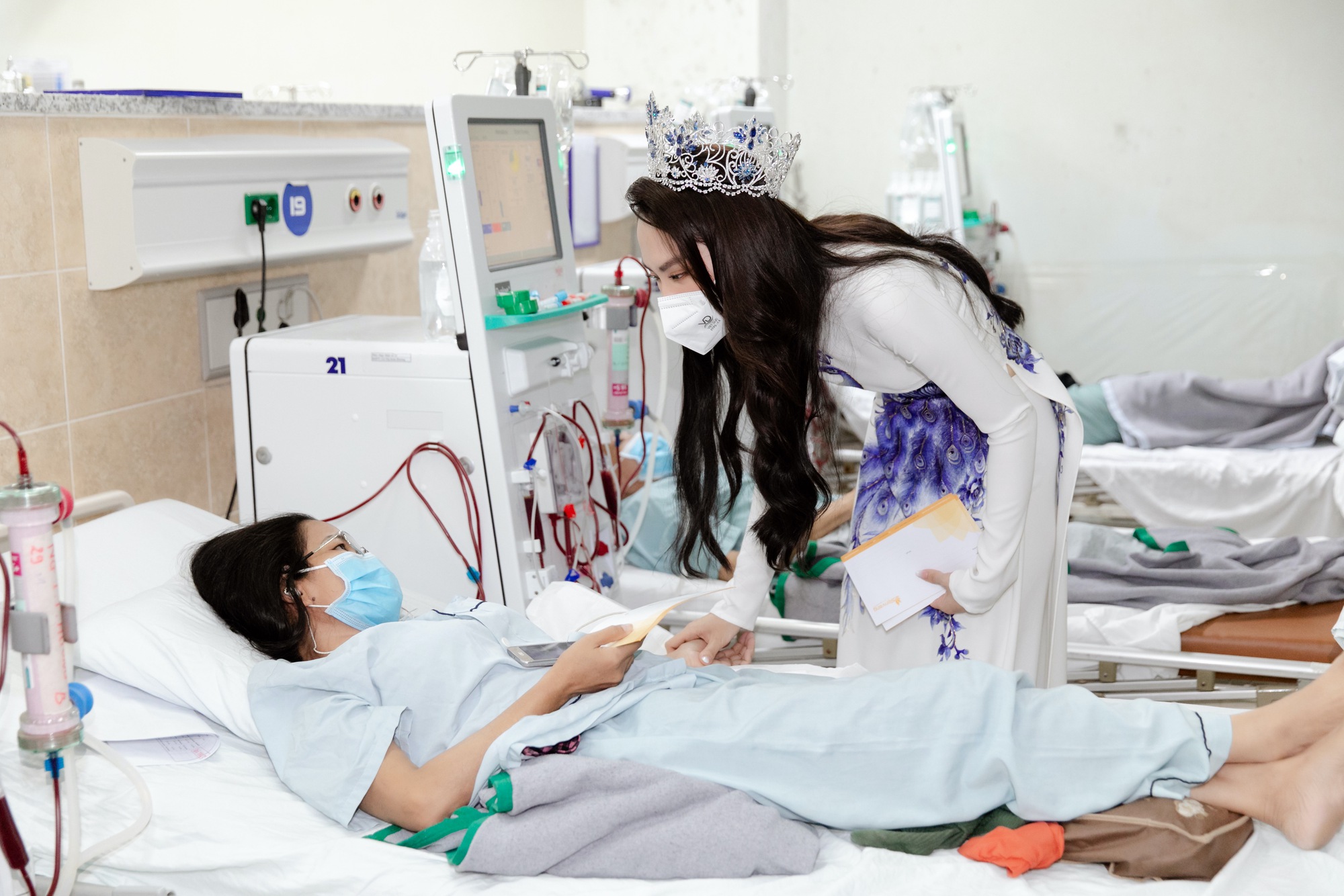 Vì chuyện đặc biệt, Mai Phương bán vương miện hoa hậu