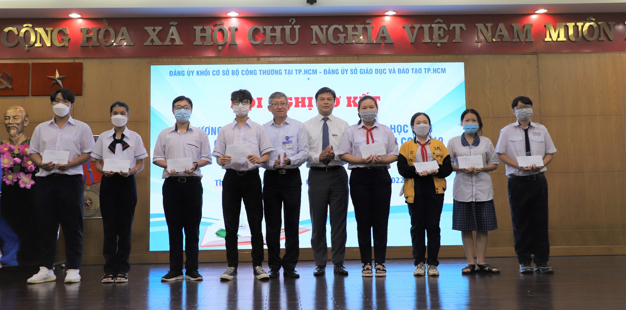 EVNGENCO3 trao quà cho 98 em học sinh bị ảnh hưởng bởi dịch Covid-19