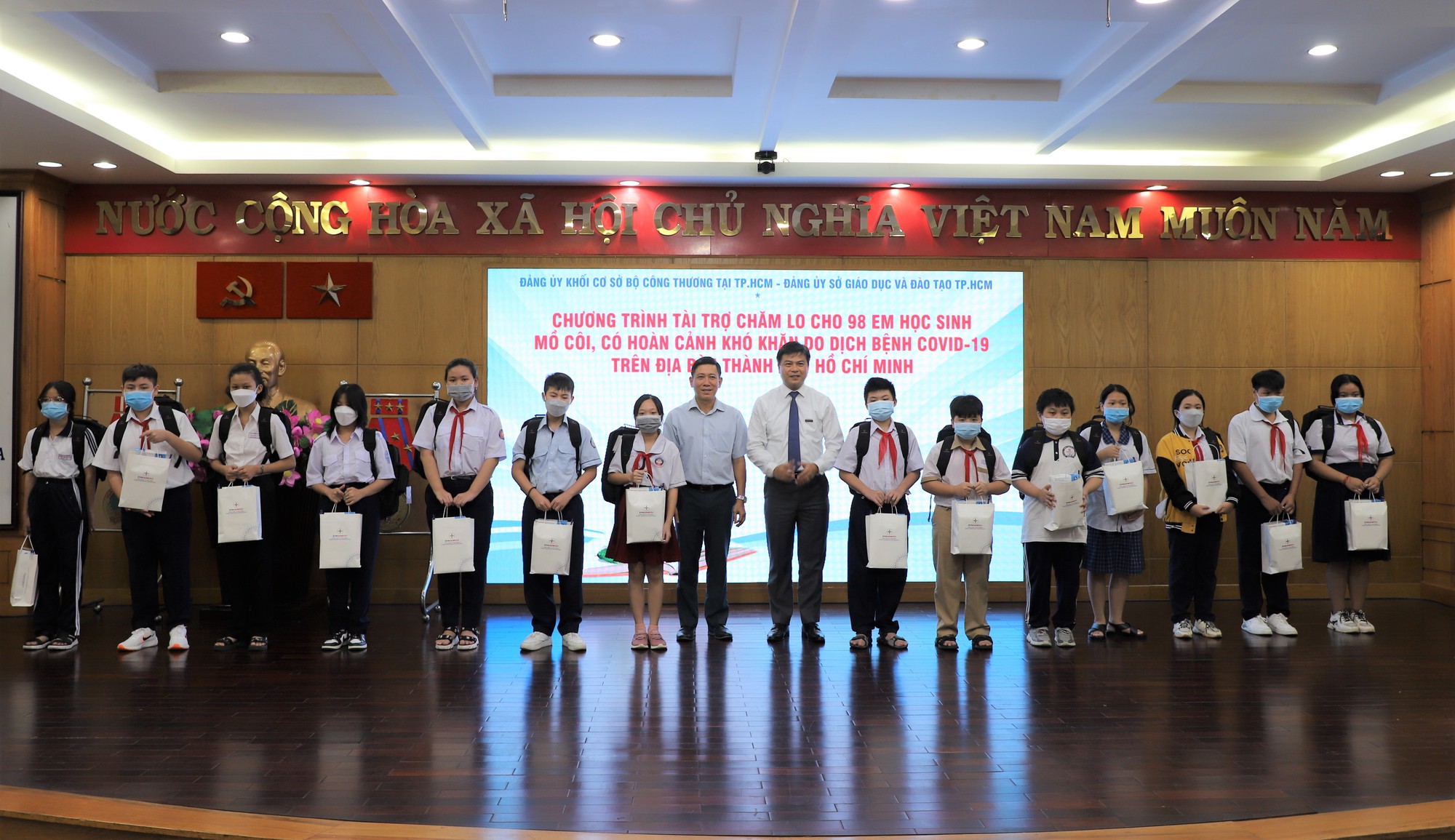 EVNGENCO3 trao qu&agrave; cho 98 em học sinh bị ảnh hưởng bởi dịch Covid-19 - Ảnh 5.