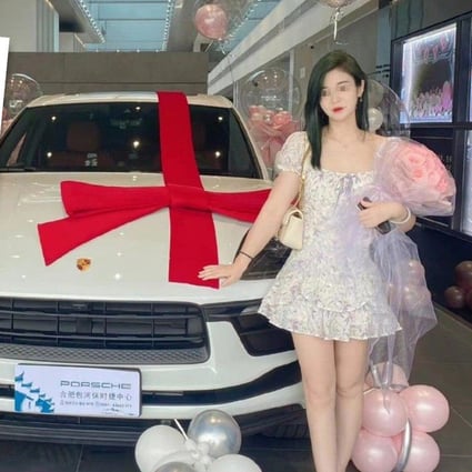 Hot girl Trung Quốc bị “ném đá” vì khoe sắm xe sang