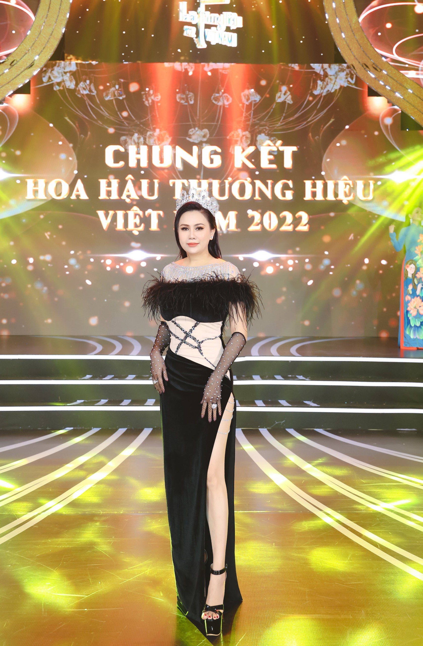 Hoa hậu Lý Kim Ngân lộng lẫy trao giải trang phục dạ hội - Ảnh 3.