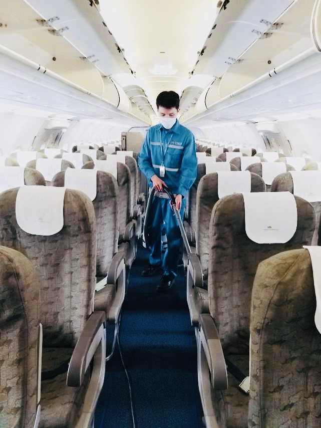Một h&agrave;nh kh&aacute;ch để qu&ecirc;n 2,4 tỉ đồng tr&ecirc;n m&aacute;y bay - Ảnh 2.