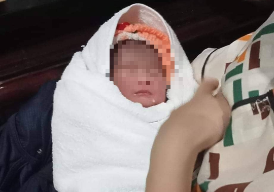 Bé gái còn nguyên dây rốn bị bỏ rơi trước cổng chùa Xuân Lư - Ảnh 1.