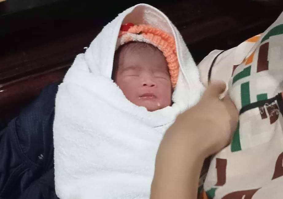 Bé gái còn nguyên dây rốn bị bỏ rơi trước cổng chùa  Xuân Lư