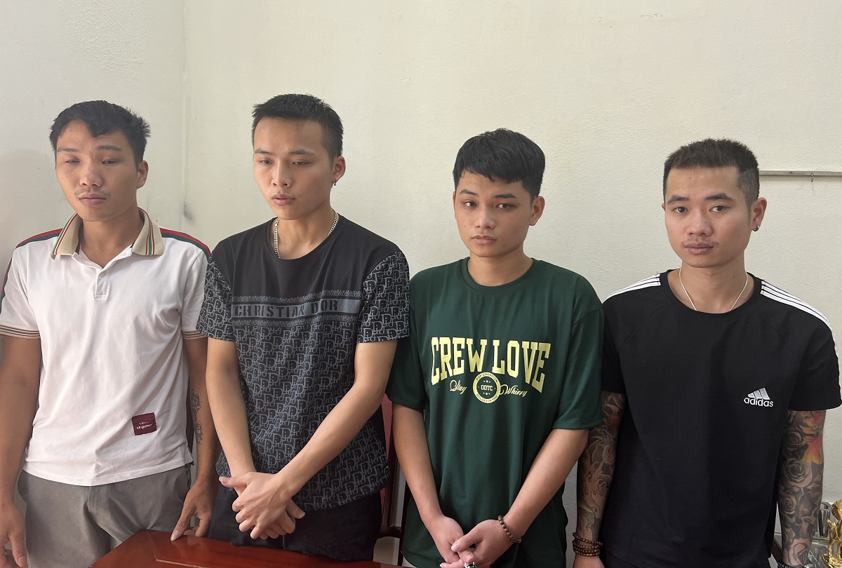 Bắt &ocirc;ng tr&ugrave;m ổ nh&oacute;m nu&ocirc;i nhốt nhiều nữ tiếp vi&ecirc;n qu&aacute;n karaoke - Ảnh 2.