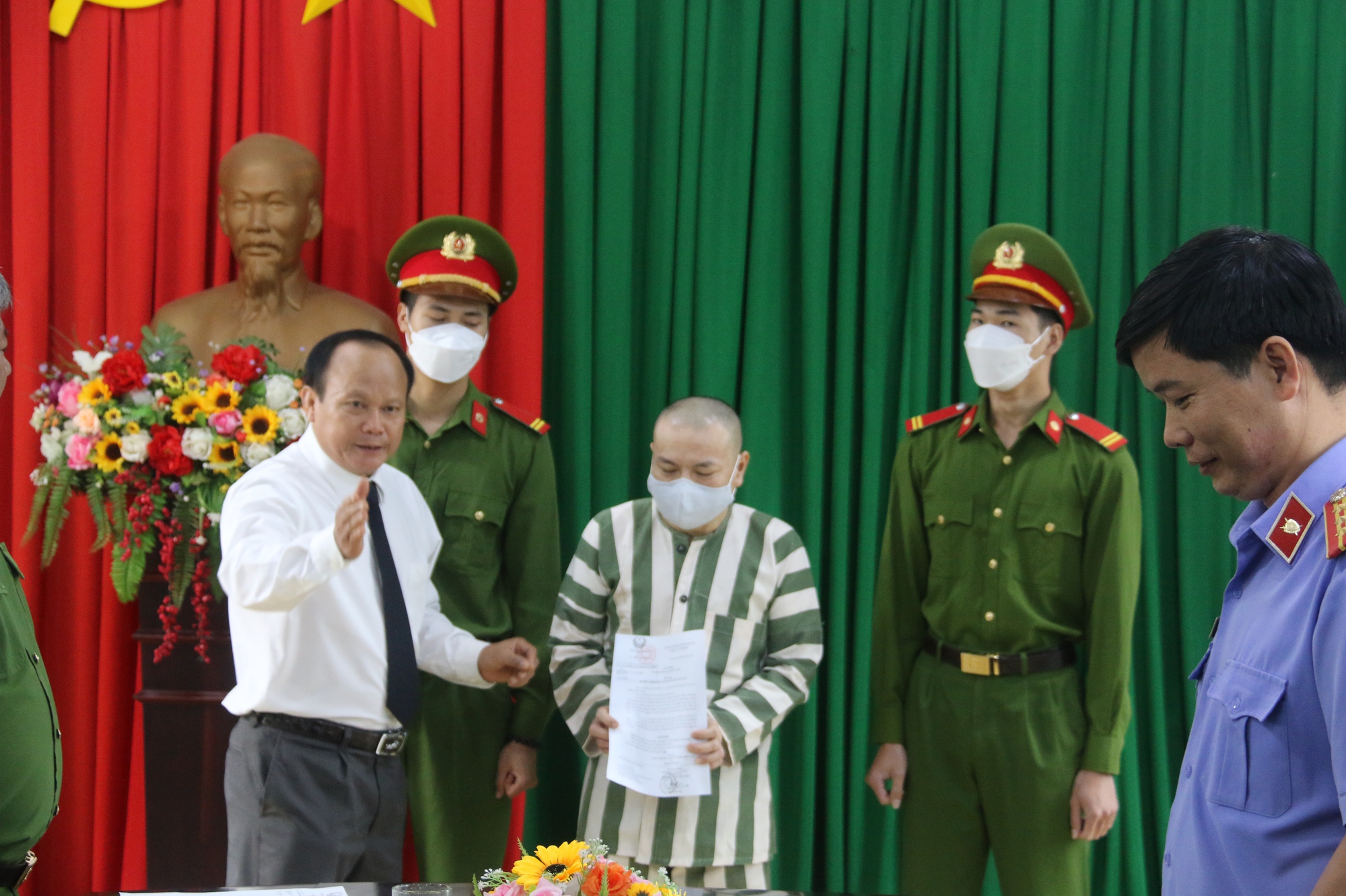 Tử tù Đặng Văn Hiến xúc động nghe quyết định giảm án của Chủ tịch nước