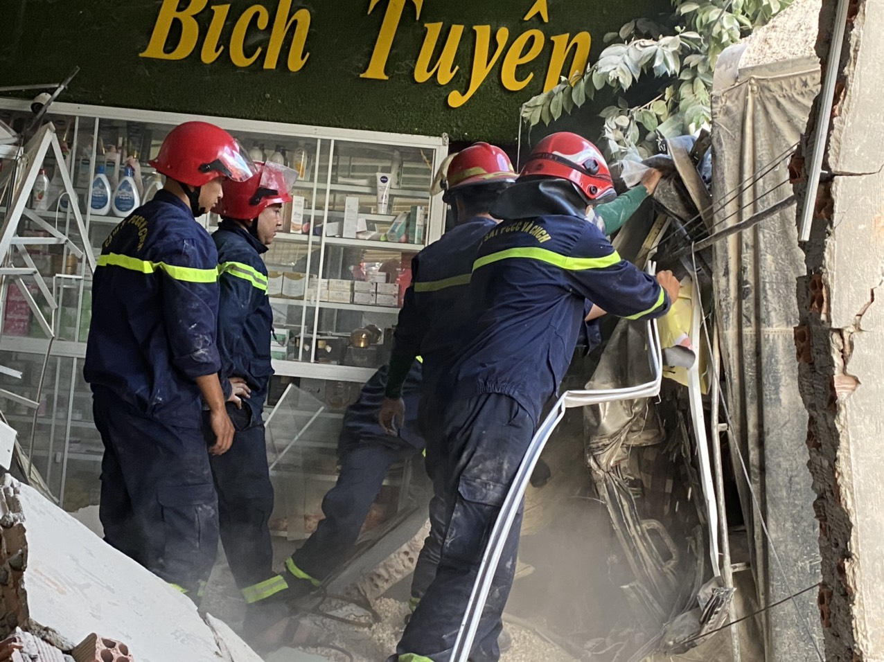 Giải cứu tài xế xe tải bị mắc kẹt trong cabin sau tai nạn - Ảnh 2.