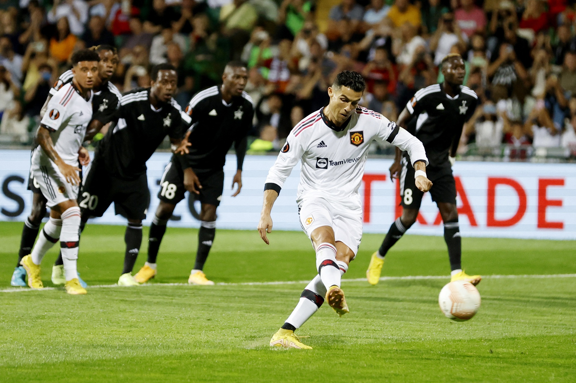 Ronaldo và kỷ lục xé lưới 40 đội bóng ở cúp châu Âu - Ảnh 1.