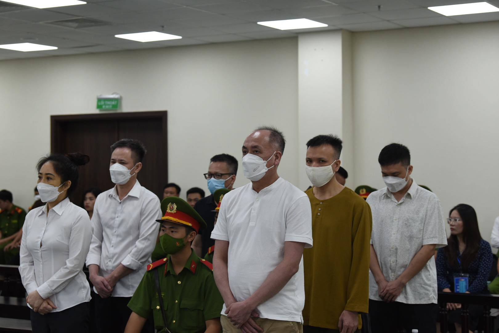 Cựu giám đốc Bệnh viện Thủ Đức vắng mặt trong phiên tòa xử vụ chạy án 3,7 triệu USD - Ảnh 2.