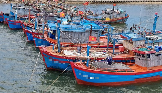 Truy bắt một tàu cá sau tin báo khẩn của 9 ngư dân