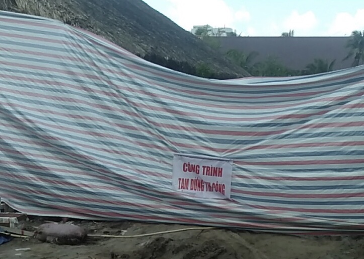 CLIP: Ngang nhi&ecirc;n h&agrave;nh hung, đập ph&aacute; t&agrave;i sản người d&acirc;n ở Ph&uacute; Quốc - Ảnh 1.
