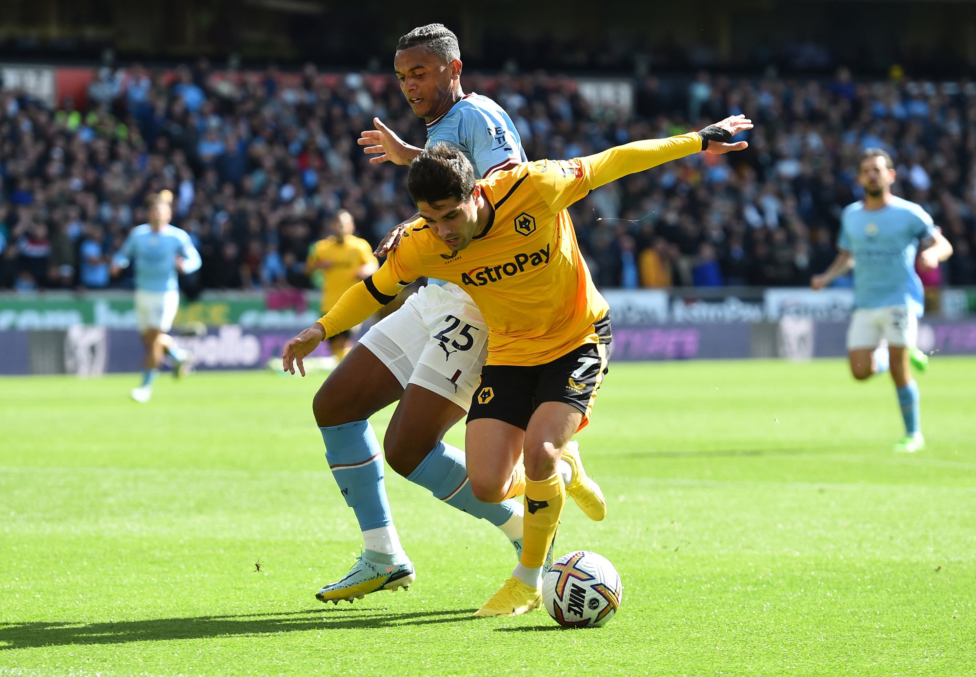 Haaland bùng nổ, Man City đánh bại Wolves, chiếm ngôi đầu Ngoại hạng Anh - Ảnh 1.