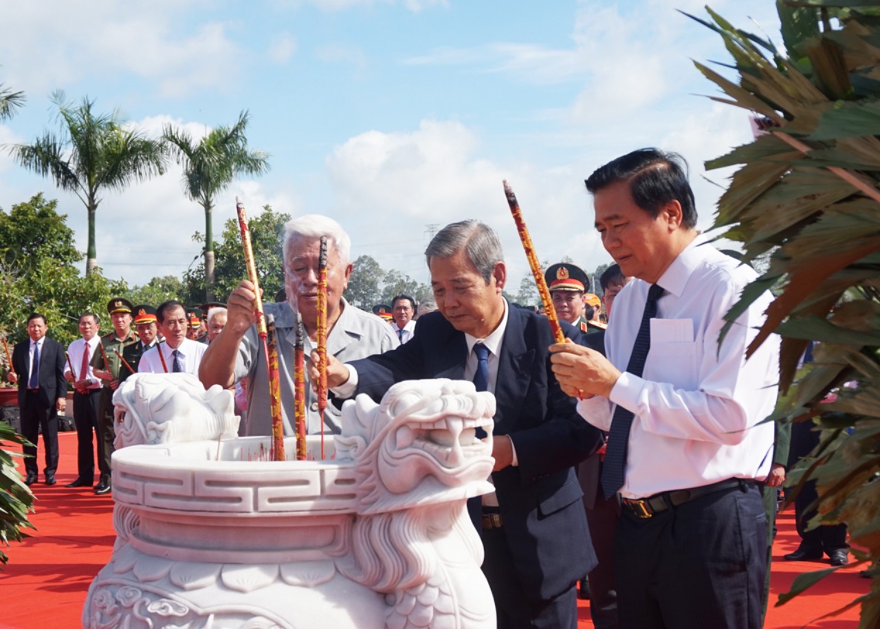 Long An kỷ niệm 55 năm nhận danh hiệu &ldquo;Trung dũng, ki&ecirc;n cường, to&agrave;n d&acirc;n đ&aacute;nh giặc&rdquo; - Ảnh 2.