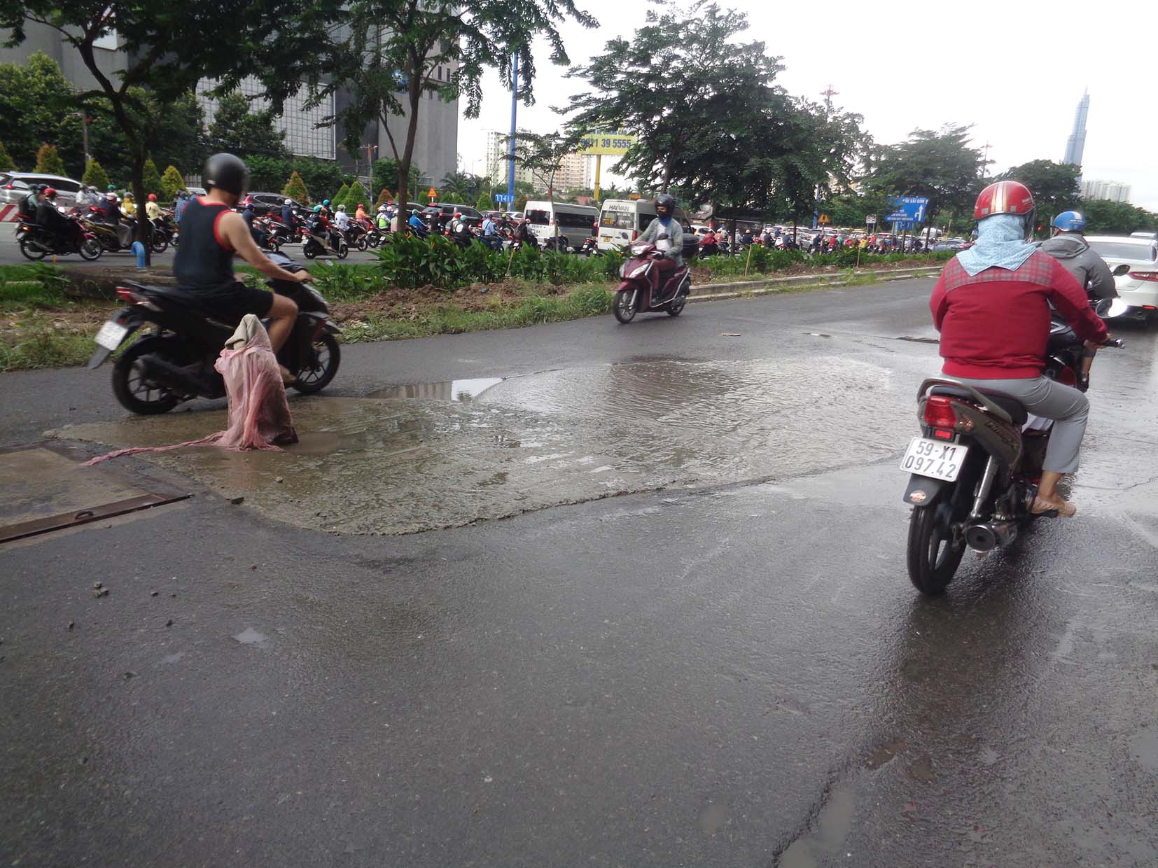 Hố nguy hiểm giữa đường