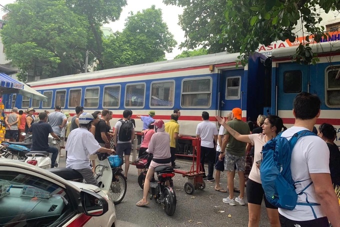Chụp ảnh ở phố c&agrave; ph&ecirc; đường t&agrave;u, du kh&aacute;ch nước ngo&agrave;i bị tai nạn