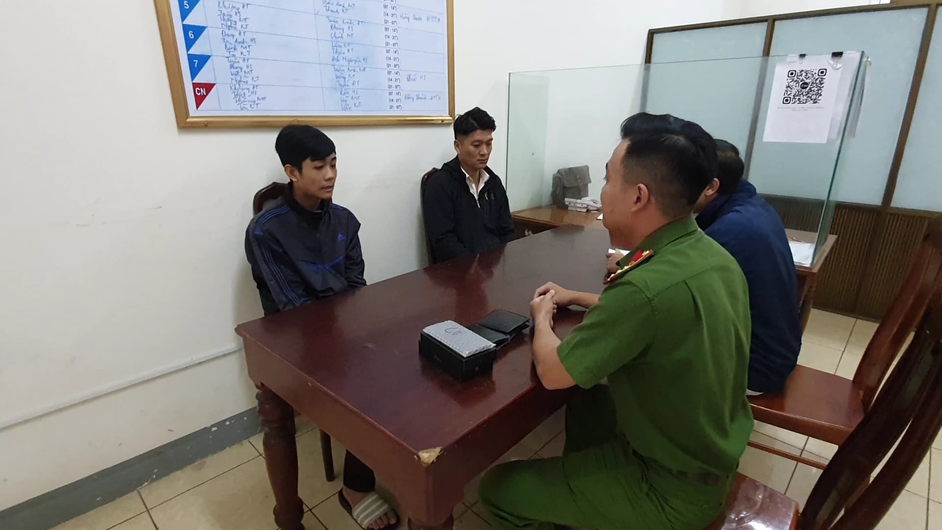 2 vệ sĩ quán bar cướp giật túi xách của 2 cô gái trong đêm khuya