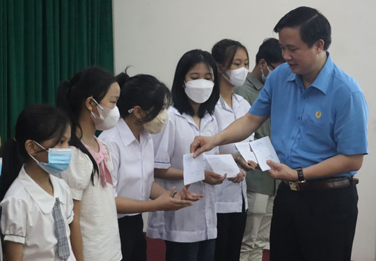 Quảng Bình: Tiếp sức con công nhân khó khăn - Ảnh 1.