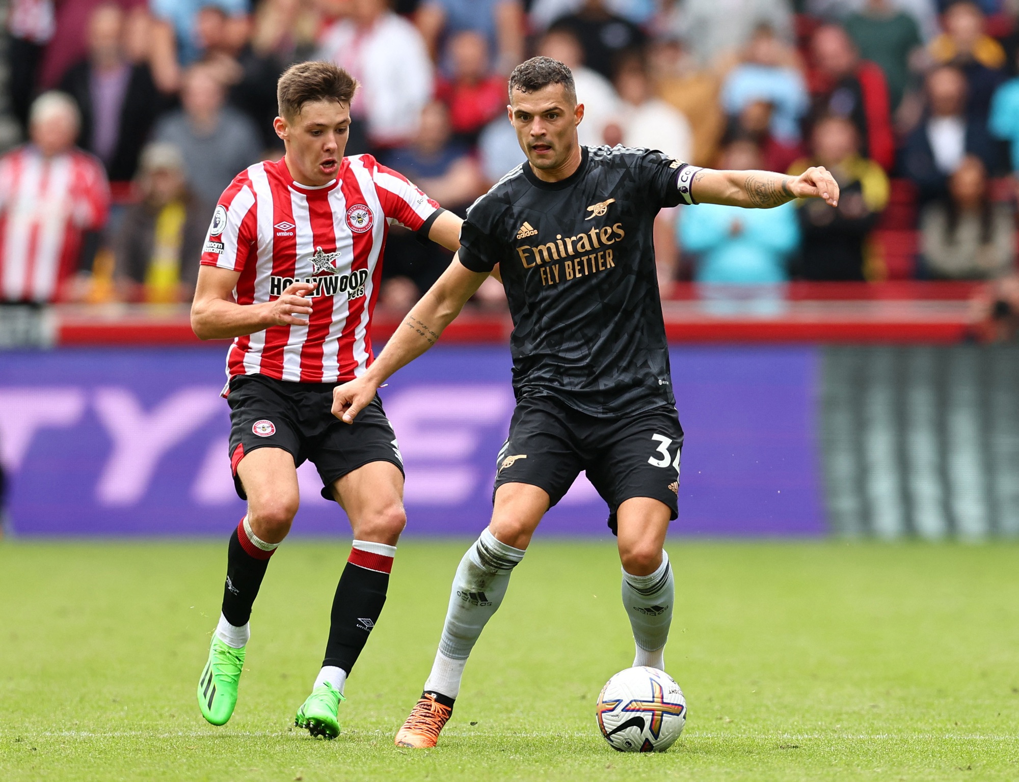 Thắng thuyết phục Brentford, Arsenal t&aacute;i chiếm ng&ocirc;i đầu Ngoại hạng - Ảnh 1.