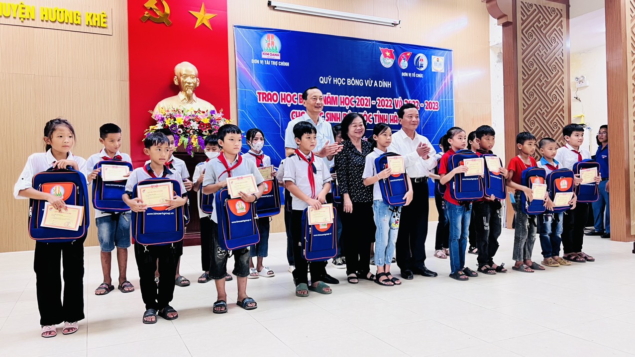 590 học sinh dân tộc thiểu số khu vực Bắc Trung Bộ nhận học bổng năm học mới