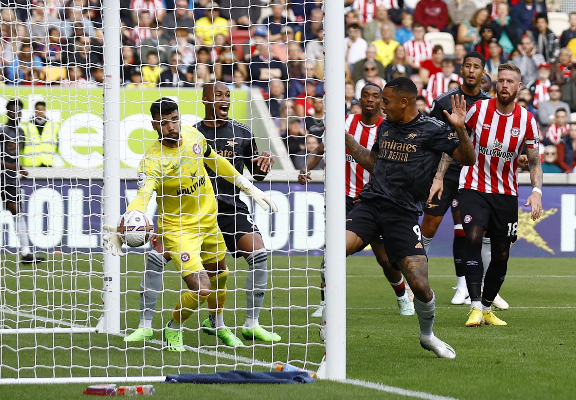 Thắng thuyết phục Brentford, Arsenal t&aacute;i chiếm ng&ocirc;i đầu Ngoại hạng - Ảnh 2.